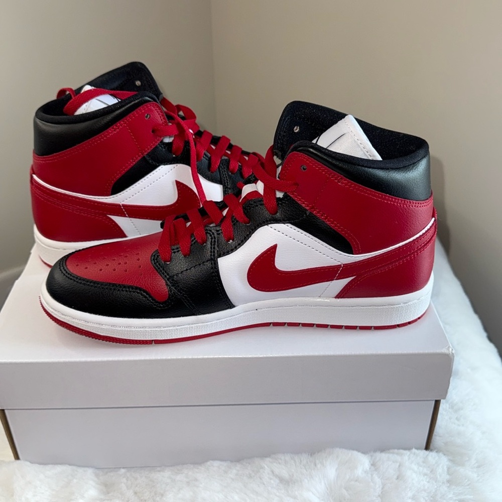 Women's Nike Air Jordan 1 Mid Red, Black, and White

Size 9.5

New- Never worn